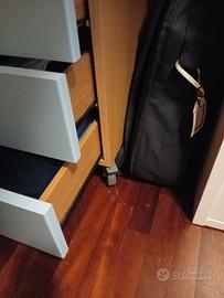 Comodino con rotelle 