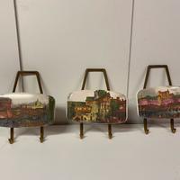 Set 3 Appendiabiti vintage in ceramica e ottone