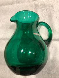 Brocca vintage in vetro artistico verde.