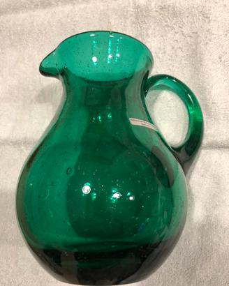 Brocca vintage in vetro artistico verde.