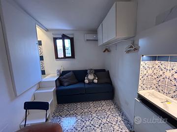 Monolocale ristrutturato con finestra vista tetti