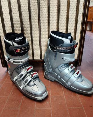 scarpone da sci alpinismo Garmont con casco da sci
