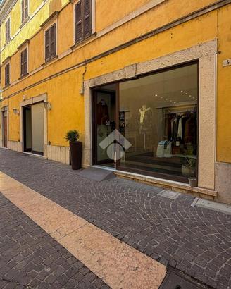 NEGOZIO A PESCHIERA DEL GARDA