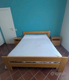 letto con materasso, cassettiera e comodini