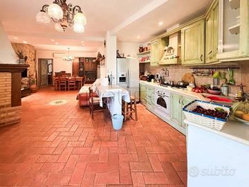 Villa di 302 m² con più di 5 locali a Arezzo