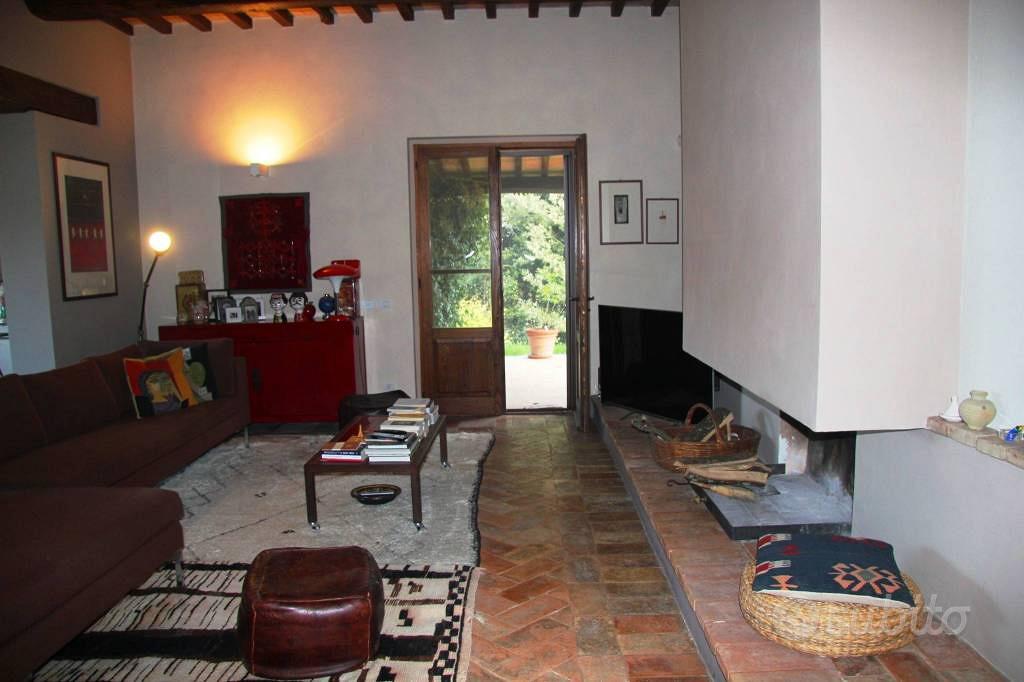 Rustico / Casale di 400 m² con più di 5 locali a M - Vista 4
