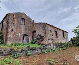 Antico casale con terreno a Piedimonte Etneo