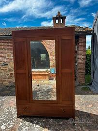 Armadio rustico con specchio