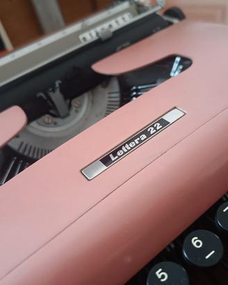 Macchina da scrivere Olivetti Lettera 22 "rosa"