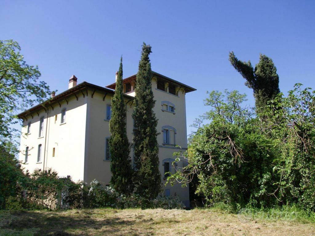Villa di 859 m² con più di 5 locali e box auto a A