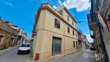 Castelvetrano, app. piano 2 di vani 6 con terrazzo