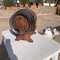 Botte antica con base e rubinetto grande