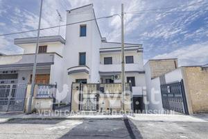 Appartamento di 190 m² con 4 locali e box auto a L