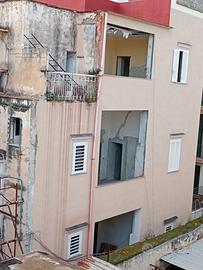 Palazzina di tre pian a torre del greco