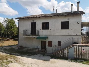 Casa con 3 abitazioni, deposito e corte