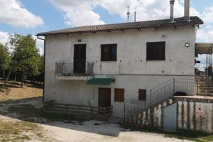 Casa con 3 abitazioni, deposito e corte