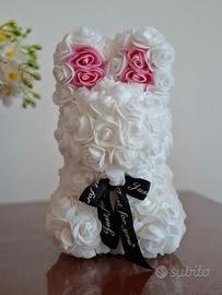 Coniglietto decorativo di rose bianche e rosa