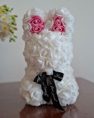 Coniglietto decorativo di rose bianche e rosa