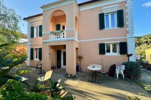 Villa di 170 m² con più di 5 locali a Rio
