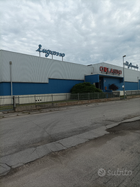 Locale commerciale con ampio parcheggio,fronte str