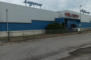 Locale commerciale con ampio parcheggio,fronte str