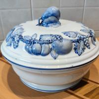 Zuppiera in ceramica dipinta a mano