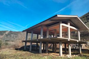 Terreno e casa in costruzione