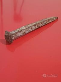 chiodo di ferro antico da carpenteria