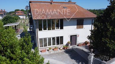 Casa singola con rustico, garage e giardino