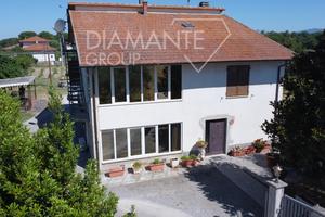 Casa singola con rustico, garage e giardino