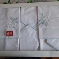 Tovaglia con tovaglioli e biancheria da letto