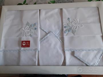Tovaglia con tovaglioli e biancheria da letto