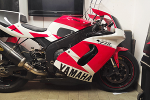 Yamaha YZF R1 2008 retromod YZF750
