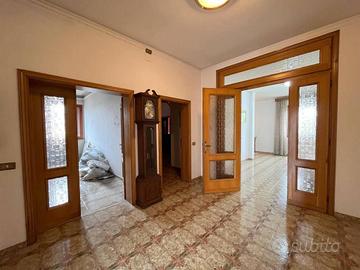 Appartamento di 400 m² con più di 5 locali e box a