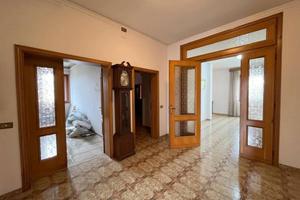 Appartamento di 400 m² con più di 5 locali e box a
