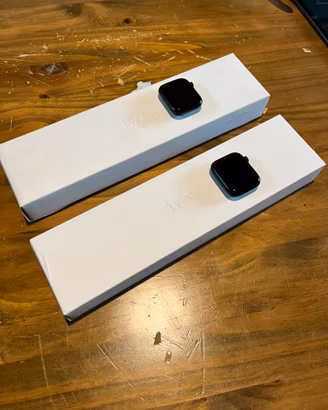 Due Apple Watch serie 7 con scatola