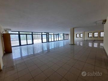 Immobile di 120 m² con 1 locale a Lucca
