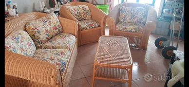 divano con 2 poltrone e tavolino 