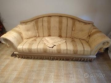 Divano letto classico elegante con cuscini