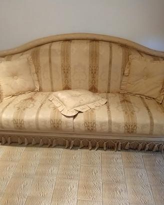 Divano letto classico elegante con cuscini