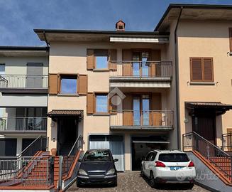 VILLA A SCHIERA A PIANICO