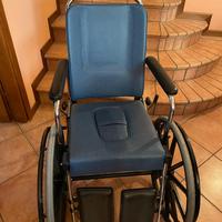 Sedia a rotelle con wc