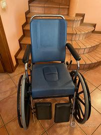 Sedia a rotelle con wc