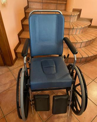 Sedia a rotelle con wc