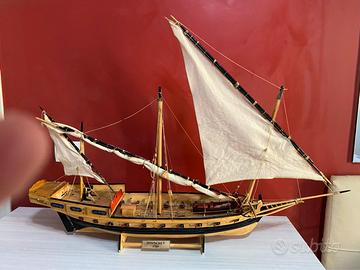 modellino di nave "indiscret"