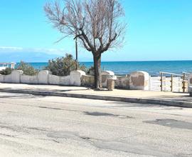Circeo, villetta fronte mare con giardino