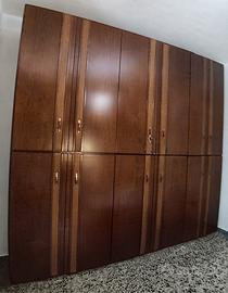 Armadio vintage in legno