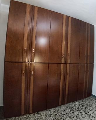 Armadio vintage in legno