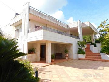 Villa a Martina Franca, via Mottola, 7 locali