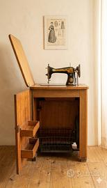 Macchina da cucire d'epoca SINGER con mobiletto